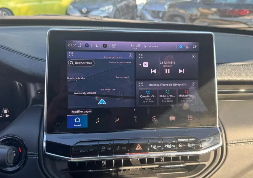 Vue rapprochée de l’écran tactile central du Jeep Compass bleu 2025, affichant navigation et commandes multimédia.