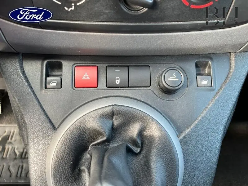 Gros plan sur la console centrale avec levier de vitesse et boutons de verrouillage et warning d'un Citroën Berlingo blanc Banquise.