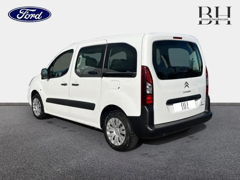 Vue 3/4 arrière droite d'un Citroën Berlingo blanc Banquise avec vitres teintées et protections noires sur les portes.