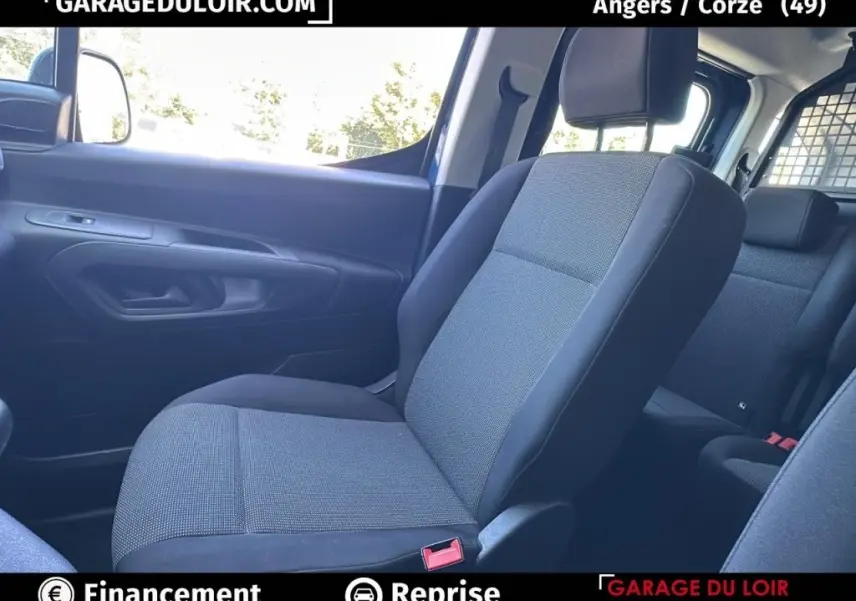 Intérieur côté passager du Peugeot Rifter 1.5 BlueHDi 100 2024, siège tissu gris et porte bleu visible en arrière-plan.