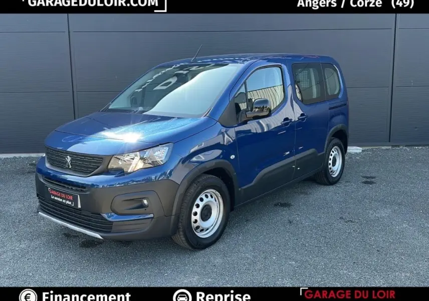Peugeot Rifter bleu en 3/4 avant droit, avec jantes acier et protections noires sur les bas de caisse.