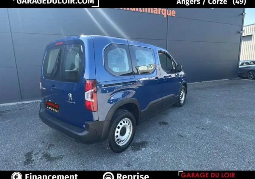 Vue 3/4 arrière droite d’un Peugeot Rifter bleu 2024 avec jantes acier et pare-chocs noirs visibles.