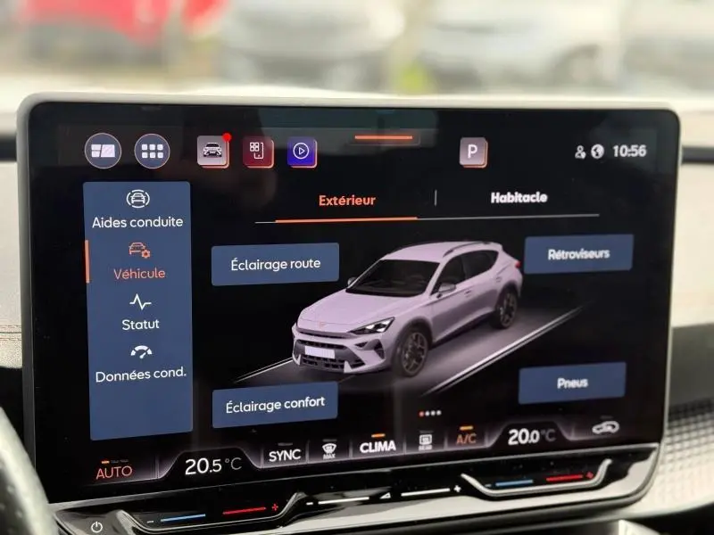 Vue 3/4 avant d'un CUPRA Formentor blanc Nevada métallisé affiché sur l'écran tactile du tableau de bord.