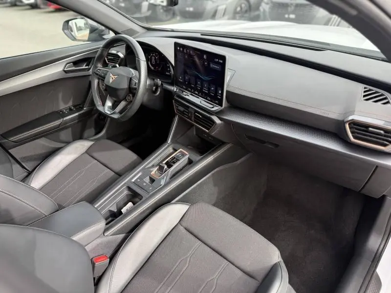 Vue intérieure côté conducteur du CUPRA Formentor 2025 avec tableau de bord moderne et écran tactile central.