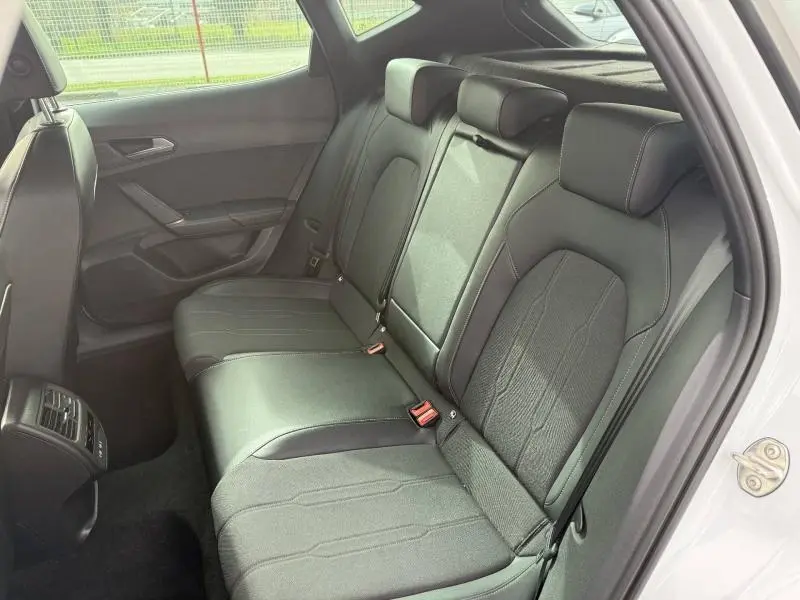 Vue intérieure côté gauche des sièges arrière noirs du CUPRA Formentor 2.0 TDI 150ch 2025, portière blanche ouverte.