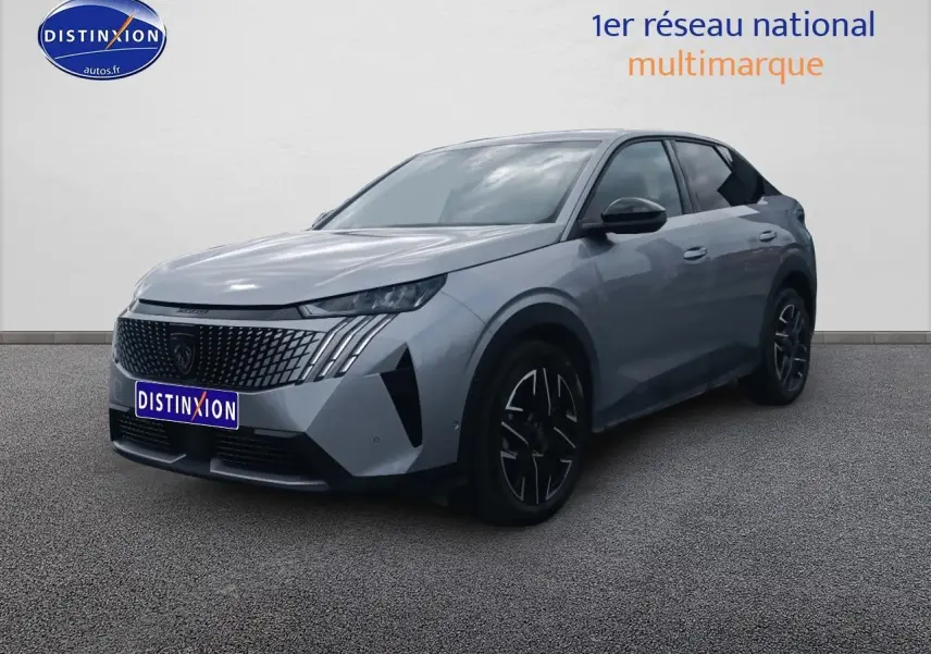 Peugeot 3008 gris Artense en 3/4 avant droit, avec calandre distinctive et jantes alu noires.