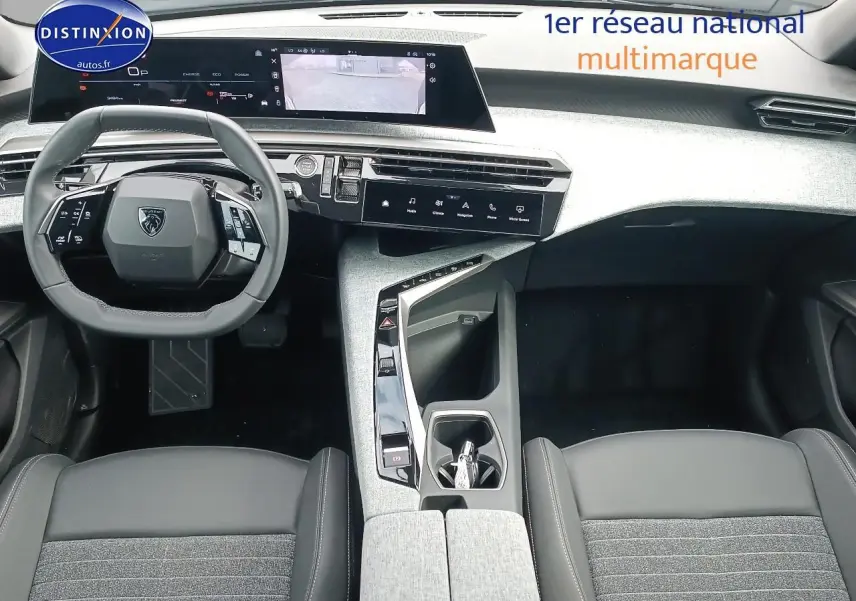 Vue intérieure avant du Peugeot 3008 1.2 hybrid 145 allure e-dcs6 avec tableau de bord numérique et volant multifonction.