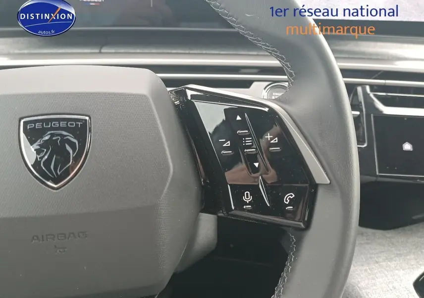 Gros plan sur le volant cuir noir du Peugeot 3008 gris Artense, avec commandes multifonctions visibles à droite.