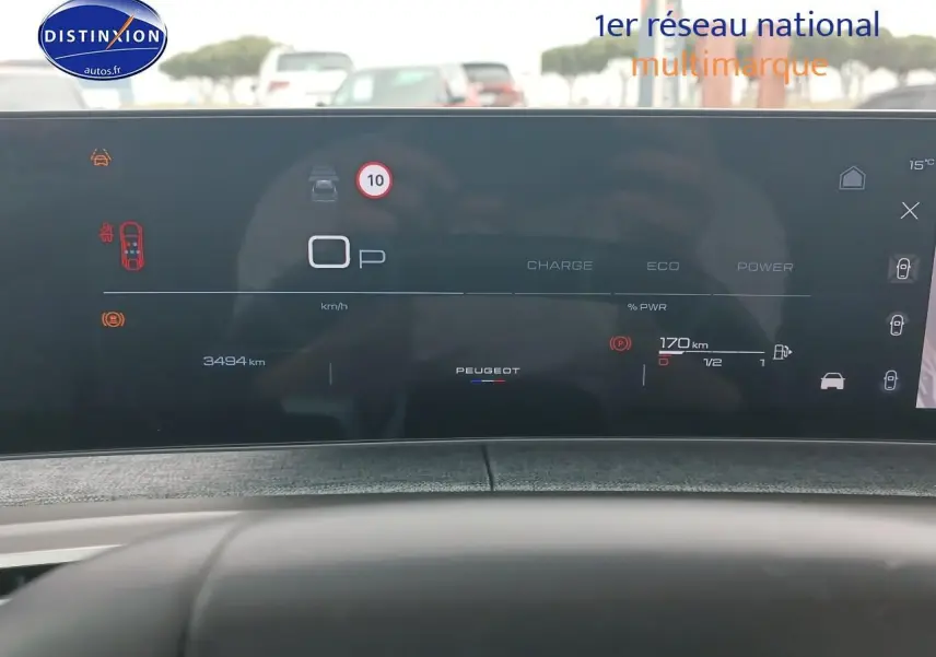 Tableau de bord numérique du Peugeot 3008 gris Artense, affichant la vitesse, autonomie et mode de conduite.