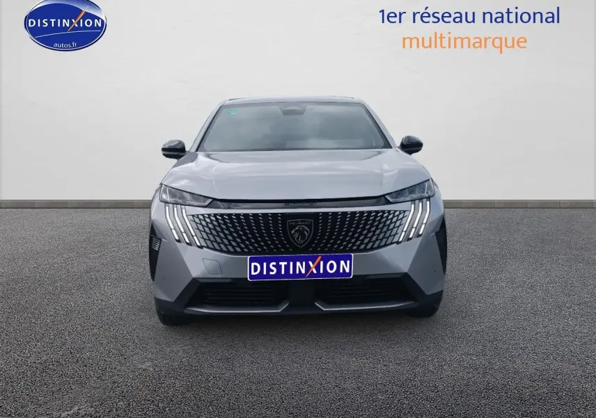 Vue frontale du Peugeot 3008 gris Artense avec calandre distinctive et feux LED en forme de griffes.