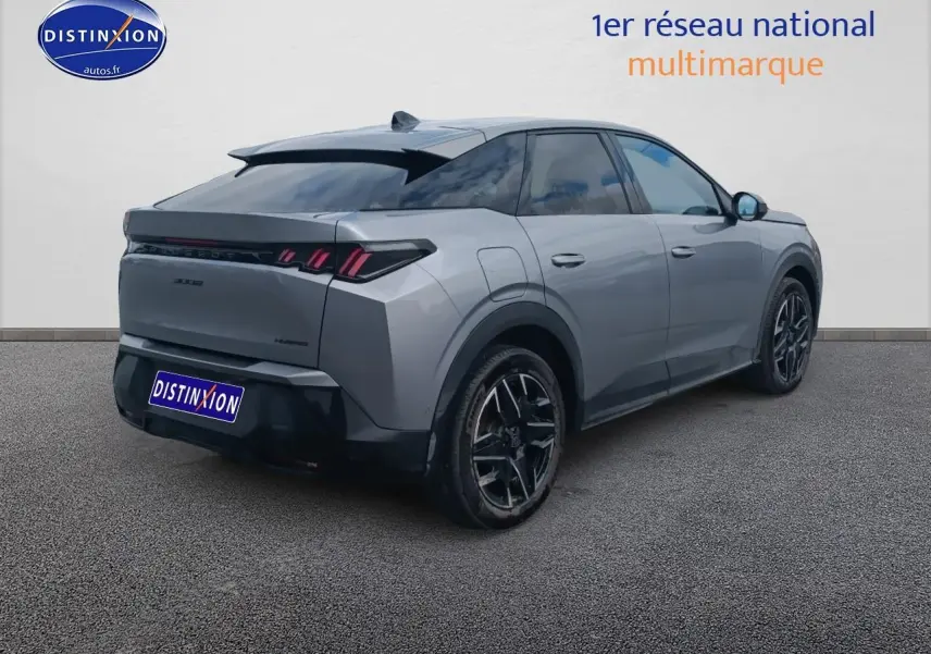Vue 3/4 arrière droite du Peugeot 3008 gris Artense avec jantes alu noires et feux arrière LED distinctifs.