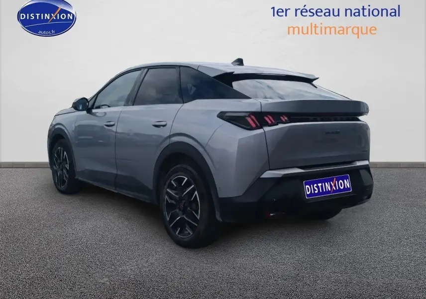 Peugeot 3008 gris artense en 3/4 arrière droit, avec jantes alu et feux arrière LED distinctifs.
