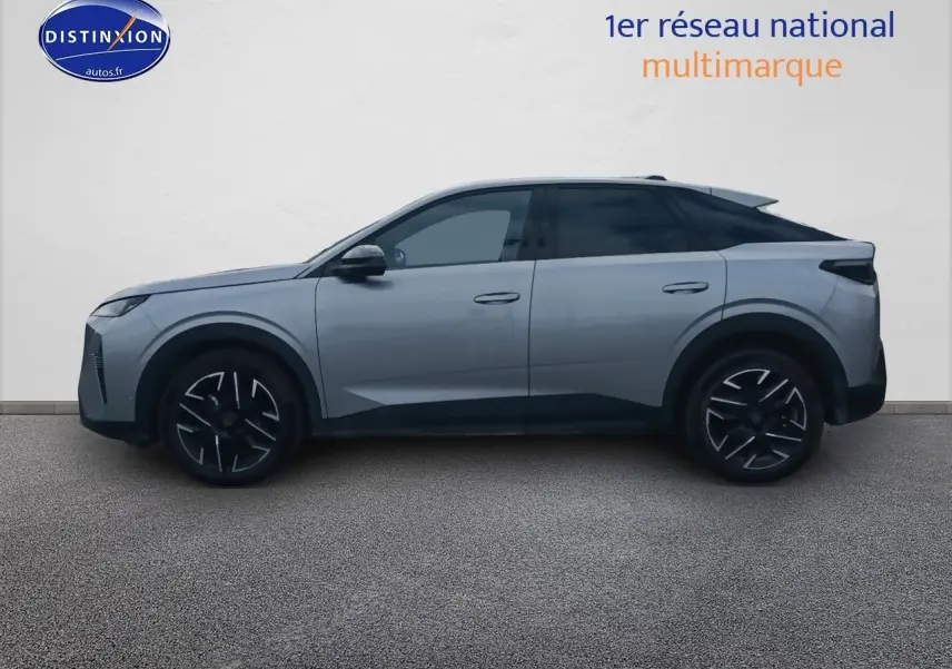Profil côté gauche du Peugeot 3008 1.2 hybrid 145 allure gris artense avec jantes alu et toit noir.