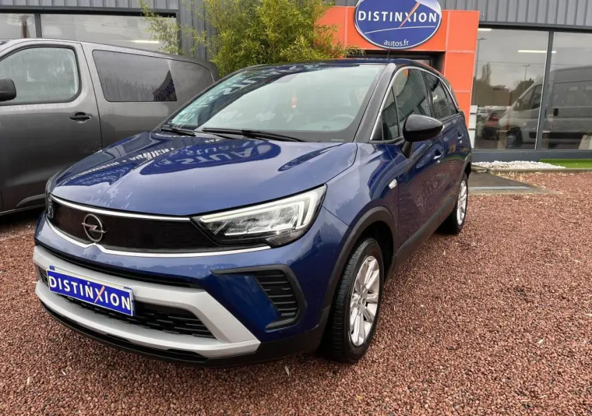 Opel Crossland X bleu clair en 3/4 avant droit, toit noir et détails noirs contrastants visibles.