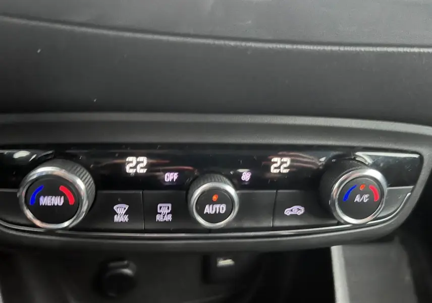 Gros plan sur la commande de climatisation automatique bi-zone de l’Opel Crossland X bleu clair de 2021.