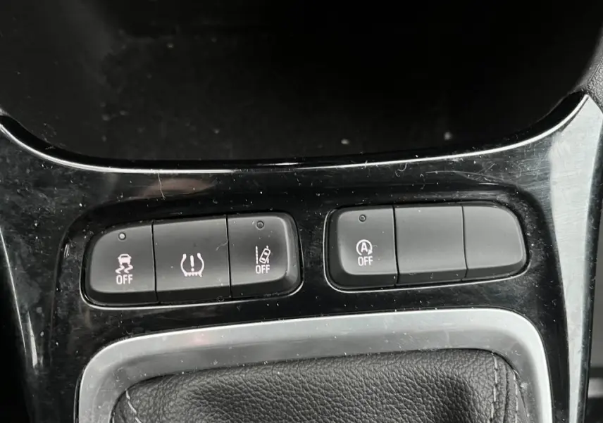 Gros plan sur les boutons de commande du tableau de bord noir brillant de l’Opel Crossland X bleu clair, version 2021.