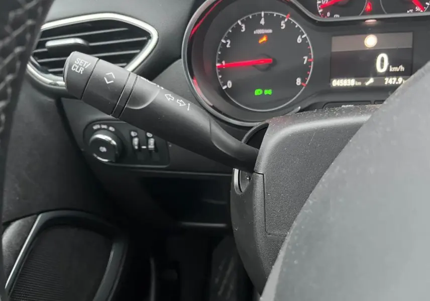 Gros plan sur le commodo de clignotant à gauche du volant dans l’habitacle d’un Opel Crossland X 2021.