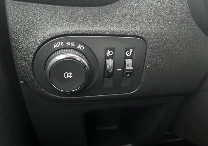 Gros plan sur les commandes d’éclairage intérieures noires de l’Opel Crossland X 2021, côté conducteur.