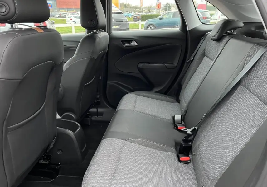 Vue intérieure côté droit sur la banquette arrière grise et noire de l’Opel Crossland X 2021, avec sièges avant en cuir noir.