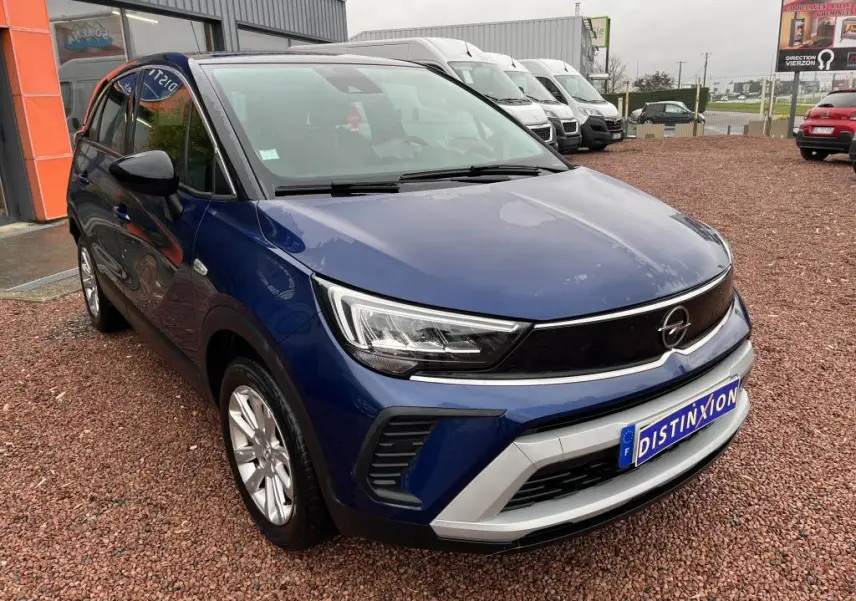 Opel Crossland X bleu clair en 3/4 avant droit, avec toit noir et calandre noire distinctive.