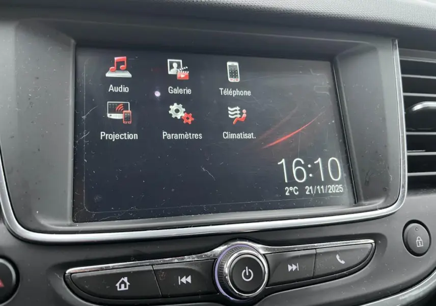 Écran tactile central de l’Opel Crossland X affichant les options audio, galerie, téléphone et climatisation, avec commandes en dessous.