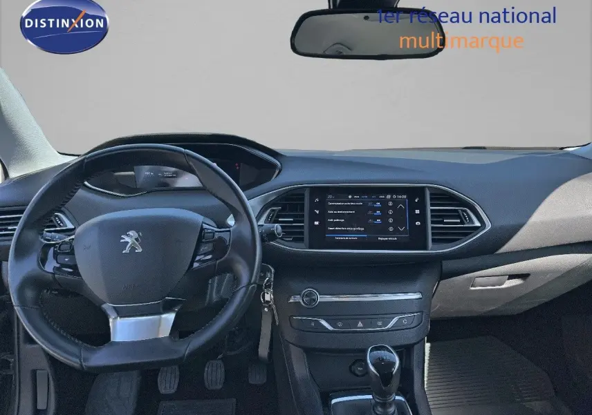 Vue intérieure du tableau de bord et volant noir de la Peugeot 308 Business 2020 avec écran tactile et boîte manuelle.