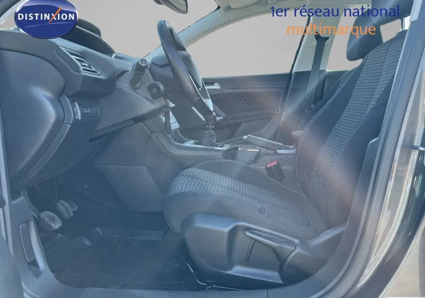 Vue intérieure côté conducteur de la Peugeot 308 Business 2020 gris foncé, montrant sièges et tableau de bord.