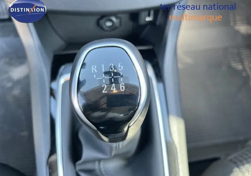 Gros plan sur le levier de vitesses manuel d'une Peugeot 308 Business gris foncé, version diesel 2020.