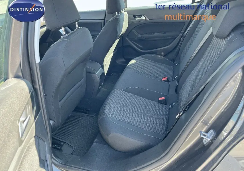 Vue intérieure côté gauche des sièges arrière en tissu gris foncé d'une Peugeot 308 Business 2020 avec porte ouverte.