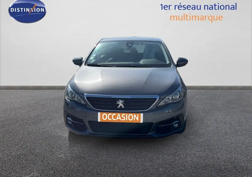Peugeot 308 Business gris foncé vue de face, avec calandre chromée et plaque "OCCASION" visible.