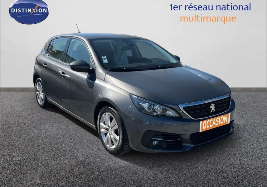 Peugeot 308 Business gris foncé vue 3/4 avant droit avec plaque occasion sur fond neutre.