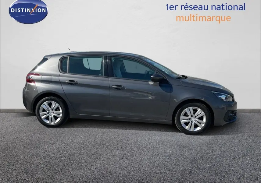 Profil côté gauche d'une Peugeot 308 Business gris foncé de 2020, version diesel avec jantes alliage visibles.