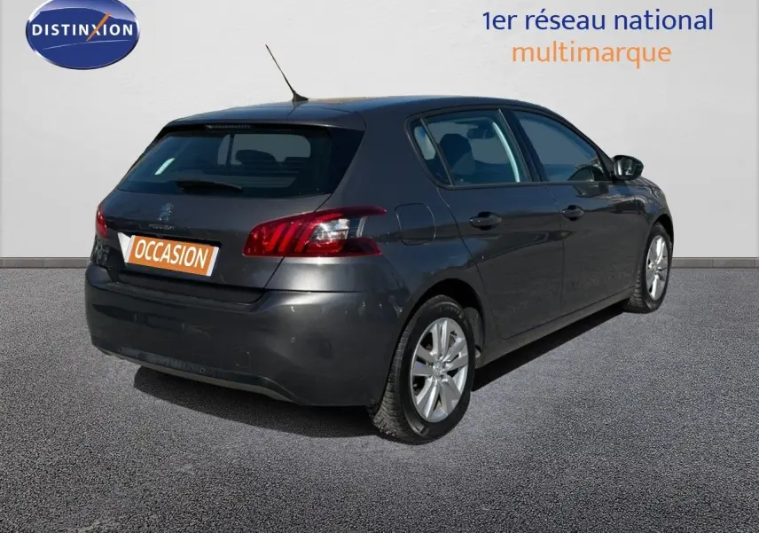 Peugeot 308 Business gris foncé vue 3/4 arrière droit, avec feux arrière caractéristiques et jantes alliage.