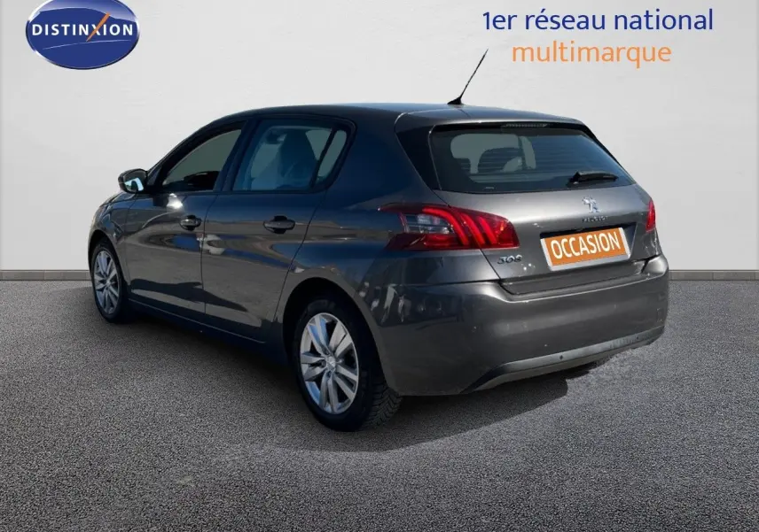 Peugeot 308 Business gris foncé vue 3/4 arrière droit avec plaque occasion sur fond neutre.
