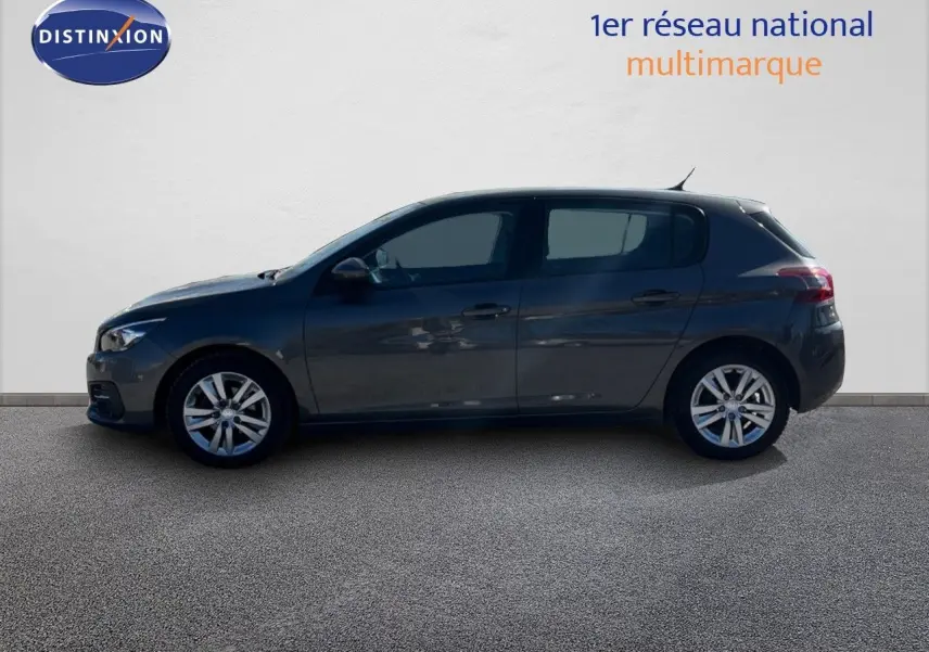 Profil côté gauche d'une Peugeot 308 Business gris foncé de 2020, compacte et élégante, sur fond neutre.