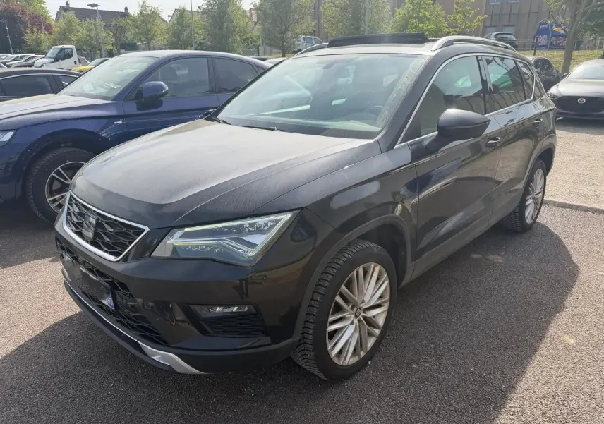 SEAT Ateca noir 2019 en 3/4 avant droit, avec calandre chromée et jantes alliage 18 pouces visibles.