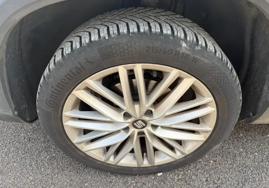 Gros plan sur la roue avant droite du SEAT Ateca noir, jante alliage 18 pouces à design multi-branches.