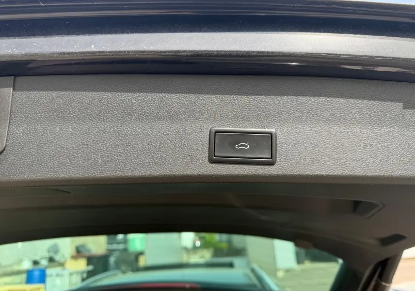 Bouton d'ouverture électrique du hayon sur l'intérieur du coffre d'un SEAT Ateca noir 2019.