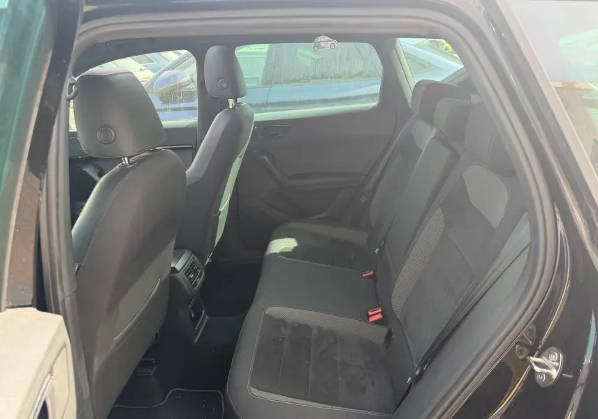 Vue intérieure côté droit des sièges arrière en alcantara noir du SEAT Ateca noir 2019, porte arrière ouverte.