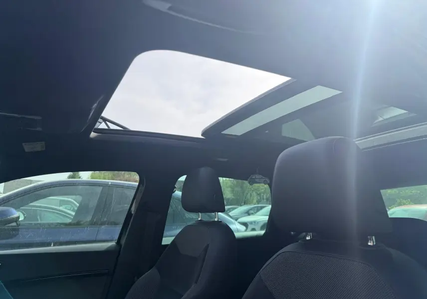Vue intérieure du toit ouvrant panoramique et des sièges avant noirs du SEAT Ateca 2.0 TDI 116 Xcellence.
