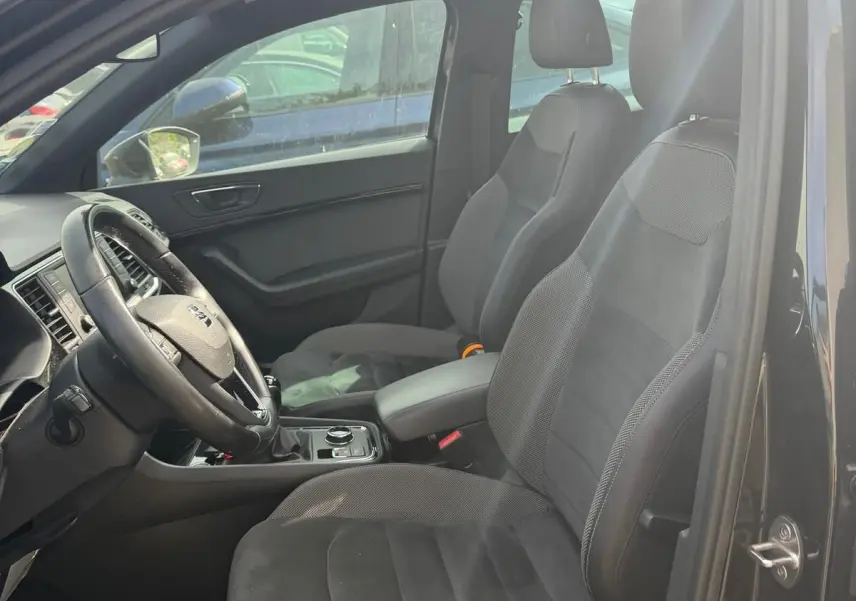 Vue intérieure côté conducteur du SEAT Ateca noir 2019, sièges en alcantara noir et volant cuir multifonctions.