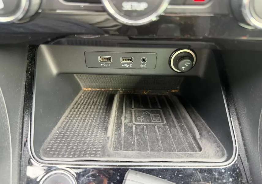 Gros plan sur la console centrale noire du SEAT Ateca 2.0 TDI 116 Xcellence avec prises USB et prise 12V.