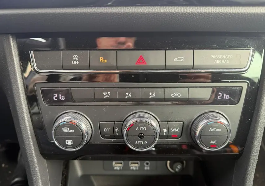 Gros plan sur la console centrale noire du SEAT Ateca 2.0 TDI 116 XCELLENCE avec commandes climatisation et USB.