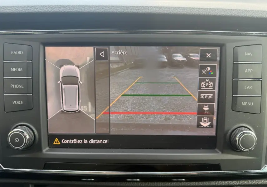 Écran de caméra de recul et vue 360° du SEAT Ateca noir, affichant les aides au stationnement arrière.