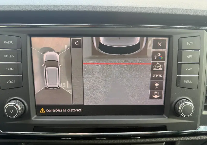 Écran de caméra de recul et vue 360° du SEAT Ateca noir, affichage tableau de bord central.