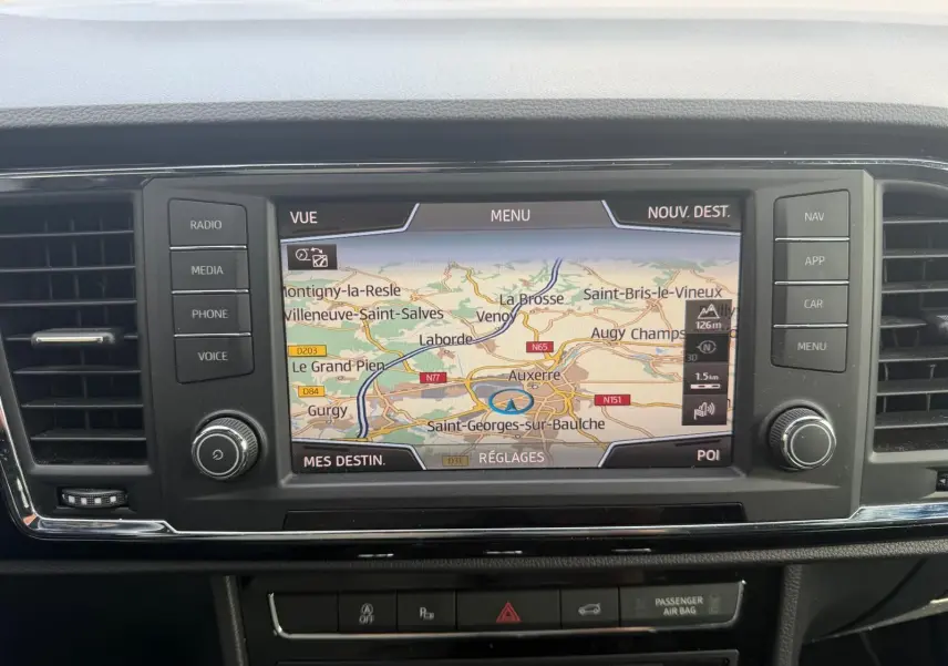 Gros plan sur l’écran tactile central du tableau de bord du SEAT Ateca noir, affichant le GPS avec carte routière.