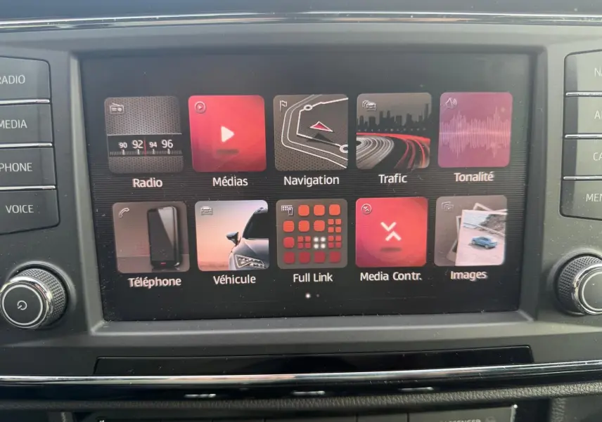 Écran tactile central de la SEAT Ateca 2.0 TDI 2019 affichant les menus radio, navigation et médias.