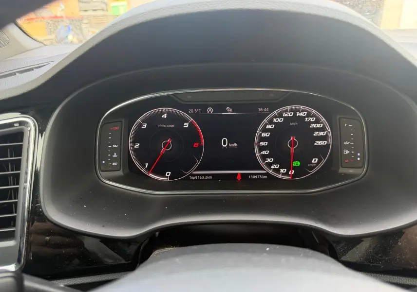 Tableau de bord numérique du SEAT Ateca noir 2019, affichage vitesse et compte-tours en vue frontale.