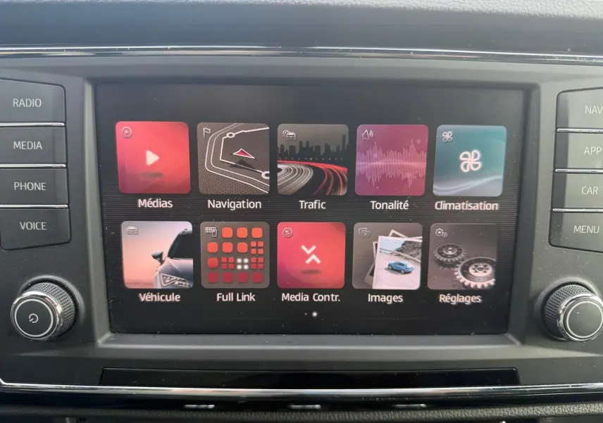 Écran tactile central du tableau de bord du SEAT Ateca noir, affichant le menu principal multimédia et navigation.