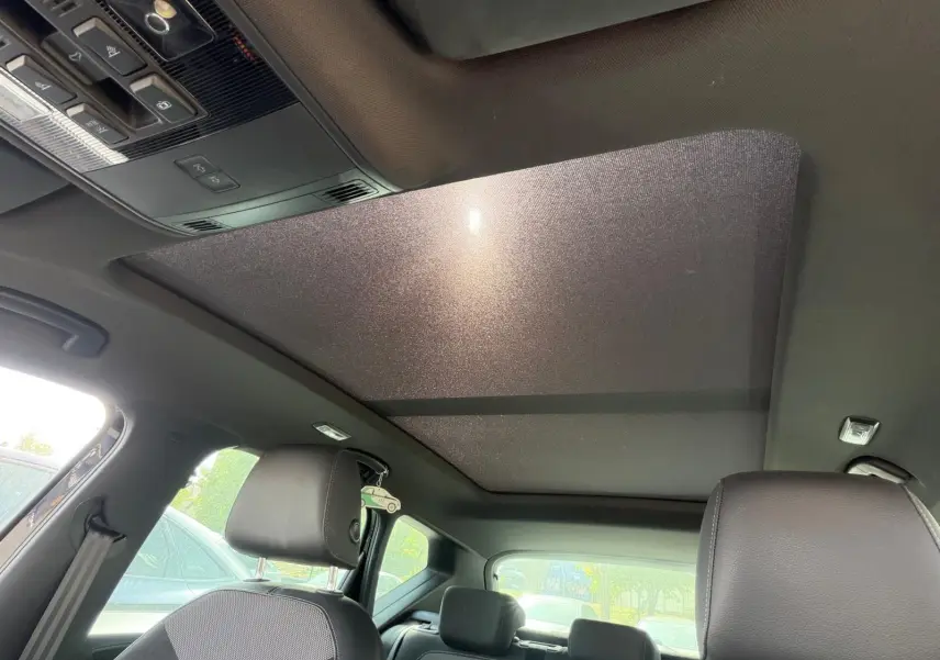 Vue intérieure du toit ouvrant panoramique avec ciel de pavillon noir du SEAT Ateca 2.0 TDI XCELLENCE 2019.